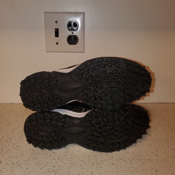 WOMENS 7.5 - ASICS TURF SHOES. BRAND NEW NO BOX. - Picture 8 of 8